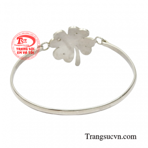 Chỉ với một chiếc vòng tay nhỏ xinh cũng đủ khiến cho các cô gái thêm phần nổi bật và thu hút được ánh nhìn với người đối diện. 