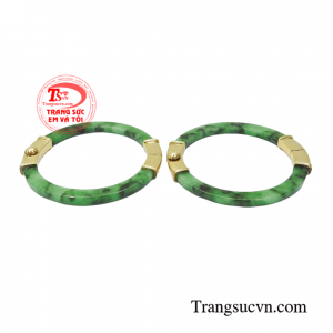 Đôi vòng ngọc cẩm thạch đôi giúp phái đẹp thêm phần quý phái, sang trọng và thời trang