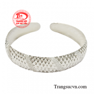 Vòng tay nữ bạc cá tính mang đến vẻ nữ tính giúp cho đôi bàn tay xinh yêu của các nàng thêm phần cá tính.