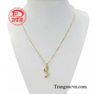 Bộ dây chuyền chữ độc đáo là sự kết họp hài hòa giữa hai món trang sức mặt dây và dây chuyền vàng 18k trang nhã.