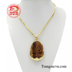Bộ dây chuyền hộ mệnh được kết hợp hoàn hảo cùng mặt phật bọc vàng cùng dây chuyền vàng tạo nên bộ sản phẩm chất lượng.