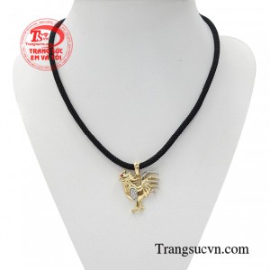 Bộ dây chuyền tuổi dậu may mắn được kết hợp mặt dây vàng và dây cao su cá tính tạo phong cách khỏe khoắn năng động.