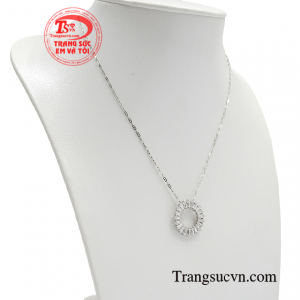 Sản phẩm chế tác theo công nghệ Italy hiện đại giúp phái đẹp thêm phần nổi bật và hợp thời trang hơn.