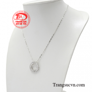 Bộ dây chuyền là điểm nhấn tôn vinh nét duyên dáng vốn có của người phụ nữ. 