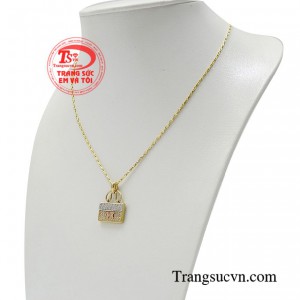 Lấy cảm hứng từ chiếc túi xách hàng hiệu đắt đỏ tạo nên một làn gió mới trong ngành trang sức. 