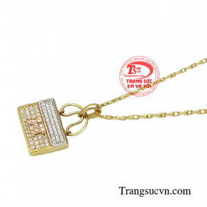 Do đó đây chính là sự lựa chọn hoàn hảo cho các cô gái trong những dịp đặc biệt để phô diễn vẻ đẹp của mình trước đám đông.