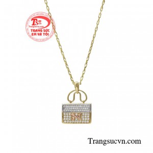 Bộ dây chuyền có thể kết hợp với nhiều kiểu trang phục. 