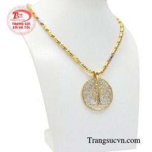 Sự kết hợp của chiếc mặt dây độc đáo và dây chuyền đã tạo nên một bộ sản phẩm vô cùng nổi bật và ấn tượng.