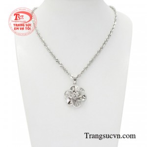 Bộ mặt dây nữ tinh tế mang lại nét thanh lịch, quý phái và duyên dáng cho các quý cô.