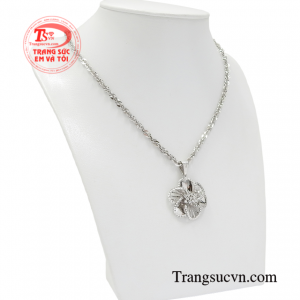 Trang sức luôn là phụ kiện không thể thiếu cho phái đẹp và bộ dây chuyền này cũng không phải ngoại lệ.