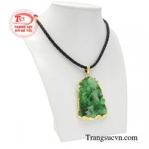 Mặt phật quan âm chạm khắc từ ngọc cẩm thạch thiên nhiên, tinh tế và ấn tượng.