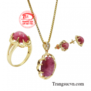 Trang sức ruby có một năng lượng vô cùng mạnh mẽ giúp chủ nhân xua đuổi những giấc mơ xấu, mang đến giấc ngủ ngon và cải thiện được tình cảm vợ chồng. 