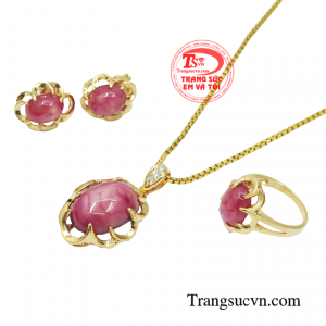 Khi mang theo bộ trang sức này bên mình bạn sẽ luôn tràn đầy sức sống, vui tươi và trở nên hạnh phúc hơn.