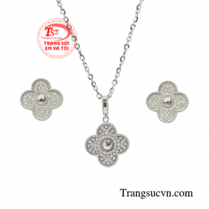 Bộ trang sức kim cương cao cấp sẽ là món quà tặng mà mọi cô gái đều ao ước có được.