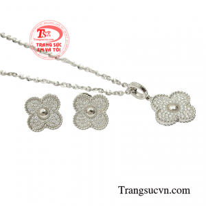 Với điểm nhấn là những viên kim cương sáng thiên nhiên lấp lánh toát lên vẻ sang trọng, thời thượng cho các quý cô.