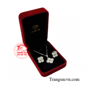 Bộ sản phẩm mang một vẻ đẹp mềm mại, thư thái khiến cho người đối diện không thể rời mắt.