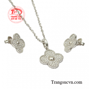 Do vậy mà bất kì một cô gái nào cũng đều mong muốn sở hữu những sản phẩm kim cương đắt giá tôn lên đường nét trang nhã của các nàng.