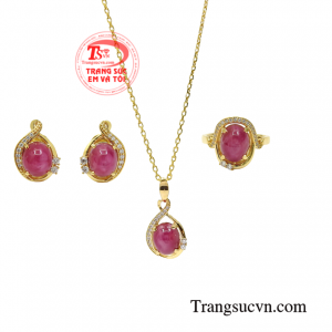 Bộ trang sức ruby sao may mắn sẽ là món quà ý nghĩa dành tặng cho người thân và bạn bè.