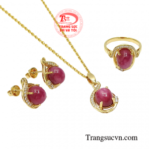 Với sự kết hợp hoàn hảo của từng chi tiết sản phẩm tạo nên vẻ ấn tượng cho bộ trang sức.