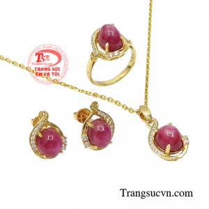 Các cô gái khi diện bộ sản phẩm này bạn sẽ giống như một nữ hoàng quyền lực và quyến rũ.