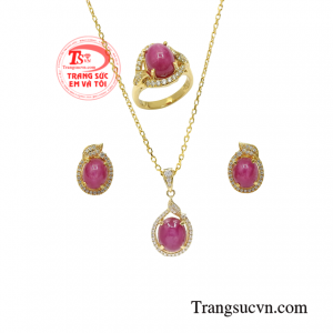 Bộ trang sức ruby sao phú quý có ý nghĩa mang lại nhiều điều may mắn trong cuộc sống.