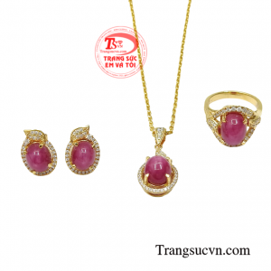 Khi mang theo bộ trang sức này bên mình bạn sẽ luôn tràn đầy sức sống, vui tươi và trở nên hạnh phúc hơn bao giờ hết.