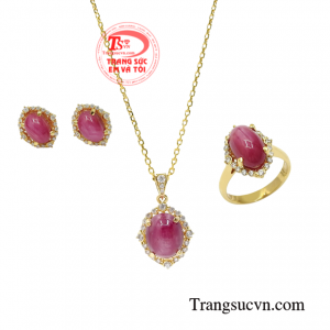 Bộ trang sức ruby sao phúc lộc hiện đang được rất nhiều quý cô ưa chuộng.