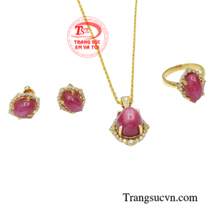 Trang sức ruby có một năng lượng vô cùng mạnh mẽ giúp chủ nhân xua đuổi tà ma và những điều xấu mang đến bình an cho người sở hữu.