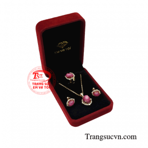 Do đó bộ sản phẩm này sẽ tôn lên đường nét quý phái cho người đeo.