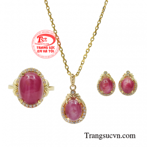 Bộ trang sức ruby sao thời thượng là sự kết hợp hoàn hảo trọn vẹn trên từng chi tiết sản phẩm.