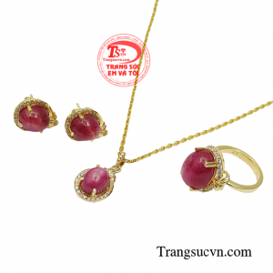 Và bộ trang sức này được chế tác ra là để dành cho tất cả chị em phụ nữ.
