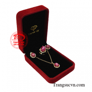 Trang Sức Em Và Tôi tin chắc rằng khi diện bộ trang sức này bạn sẽ giống như một nữ hoàng quyền lực và quyến rũ.