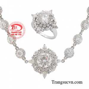 Bộ sản phẩm gồm nhẫn và lắc tay vàng trắng kết hợp chủ đạo đá Moissanite chất lượng cao.