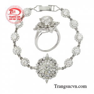 Bộ trang sức vàng quyền quý mang sức cuốn hút quyến rũ cho người phụ nữ.