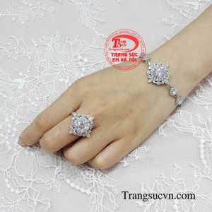 Bộ trang sức mang đến vẻ đẹp lỗng lẫy như một nữ hoàng sang trọng.