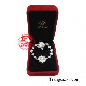 Với bộ trang sức này cũng đủ khiến cho phái nữ thêm phần thu hút và ấn tượng hơn.