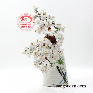 Với bàn tay khéo léo của người thợ tài ba đã gắn kết những viên đá quý tạo nên một bình hoa đầy nghệ thuật.