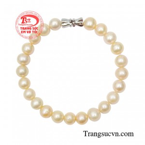 Ngọc trai mượt mà ánh lụa tạo cảm giác uyển chuyển và duyên dáng đến cho người dùng.