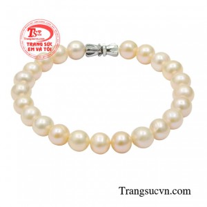 Chuỗi tay ngọc trai quý tộc được chọn lọc từ những hạt ngọc trai có chất lượng tốt nhất.