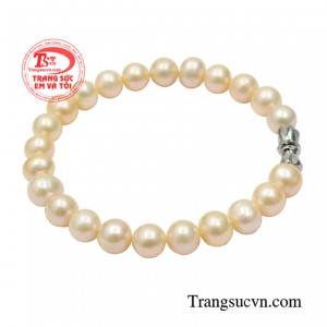 Chuỗi tay ngọc trai được các chị em phụ nữ yêu thích bởi sự sang trọng, thanh thoát giúp bộ trang phục trở nên đẳng cấp hơn.