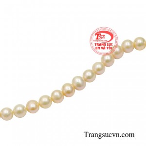 Chuỗi tay ngọc trai luôn là sự lựa chọn hàng đầu giúp chị em thay đổi diện mạo tăng thêm sự tự tin.