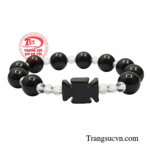 Chuỗi tràng hạt được kết từ đá obsidian mang màu sắc huyền bí gây ấn tượng mạnh trong lòng người dùng.