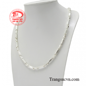 Nam giới sử dụng dây chuyền bạc như một món đồ thể hiện cá tính mãnh mẽ bên trong.
