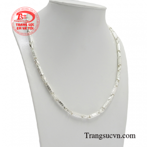 Nếu được kết hợp thêm một chiếc mặt dây bạc bản to nữa chắc chắn trông bạn sẽ trông cực kỳ ngầu trong mắt người đối diện.