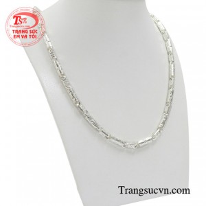 Do đó ngày nay việc sử dụng dây chuyền bạc để cản gió đã trở nên phổ biến được cả phái mạnh lẫn nữ giới tin dùng.