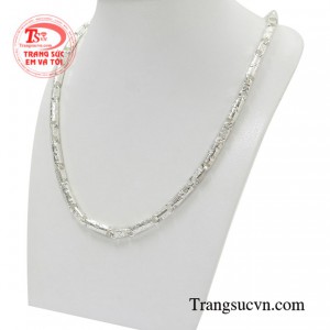 Đeo dây chuyền bạc có ý nghĩa trong việc khử độc và có tác dụng hạn chế những chất độc xâm nhập vào bên trong cơ thể mang đến sức khỏe và bình an cho người đeo.