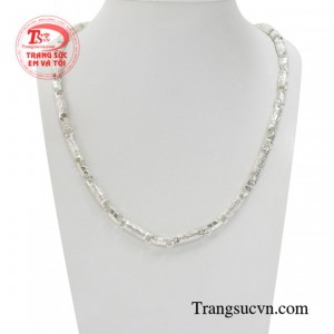 Dây chuyền bạc nam giới mạnh mẽ với những đường nét mạnh mẽ và hợp thời trang hơn.