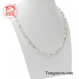 Không chỉ làm đẹp đeo chiếc dây chuyền nam bạc này còn giúp cản gió, kháng khuẩn là sự lựa chọn hoàn hảo cho cánh mày râu.