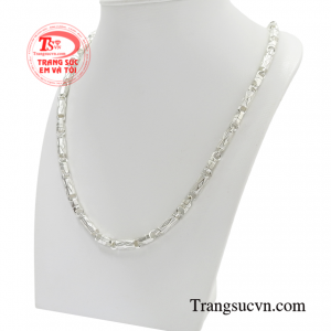Chiếc dây chuyền nam bạc là phụ kiện trang sức không thể thiếu giúp cho các quý ông thể hiện phong cách bản thân.