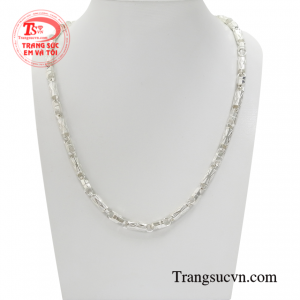 Dây chuyền bạc nam giới phong độ được chế tác tác kiểu dáng hợp thời trang cùng với những chi tiết độc đáo.